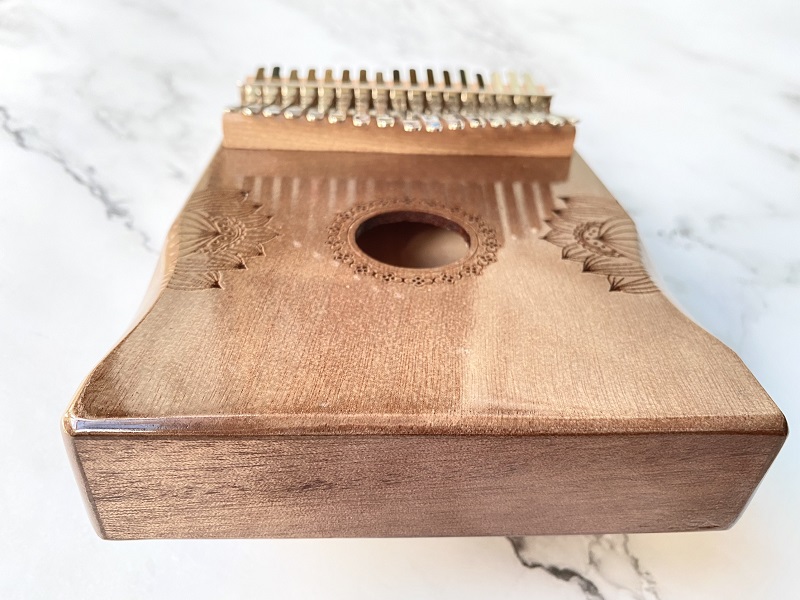 Đàn Kalimba 17 Phím Sen Huashu Nâu Classic Gỗ Mahogany Bo Eo Đàn Kalimba 17 Phím Sen Huashu Nâu Classic Gỗ Mahogany Bo Eo