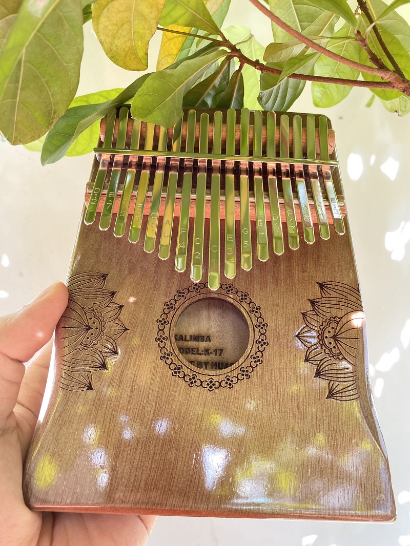 Đàn Kalimba 17 Phím Sen Huashu Nâu Classic Gỗ Mahogany Bo Eo Đàn Kalimba 17 Phím Sen Huashu Nâu Classic Gỗ Mahogany Bo Eo