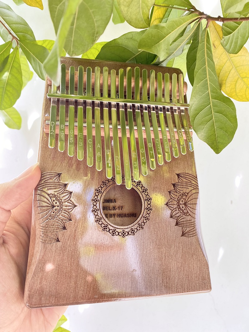 Đàn Kalimba 17 Phím Sen Huashu Nâu Classic Gỗ Mahogany Bo Eo Đàn Kalimba 17 Phím Sen Huashu Nâu Classic Gỗ Mahogany Bo Eo