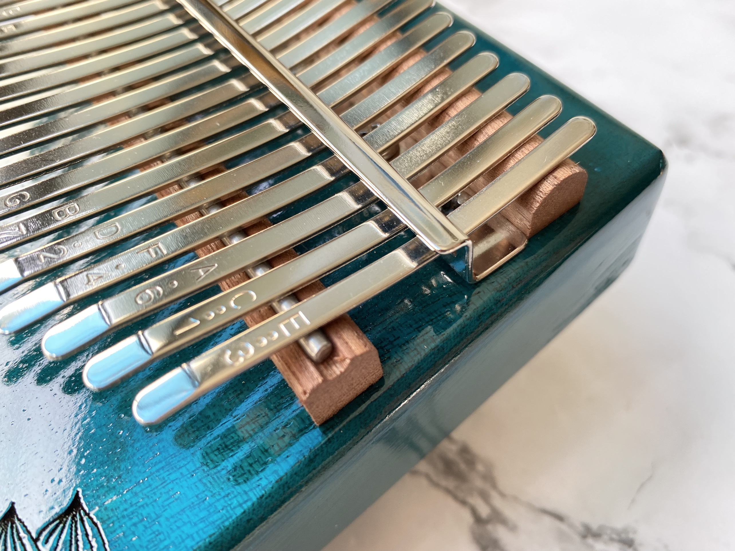 Đàn Kalimba 17 Phím Sen Huashu Xanh Gỗ Mahogany Classic Vuông Đàn Kalimba 17 Phím Sen Huashu Xanh Gỗ Mahogany Classic Vuông