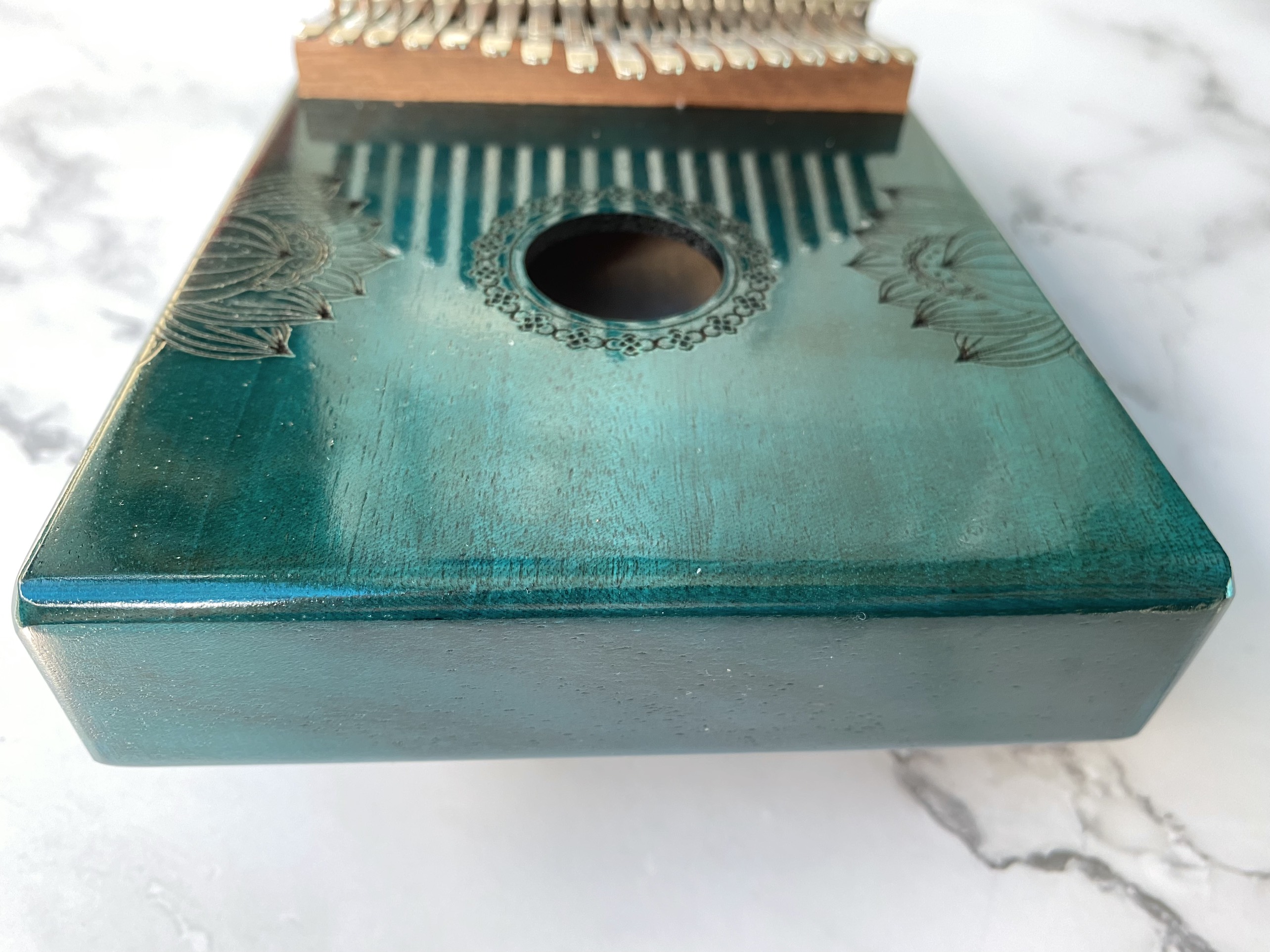 Đàn Kalimba 17 Phím Sen Huashu Xanh Gỗ Mahogany Classic Vuông Đàn Kalimba 17 Phím Sen Huashu Xanh Gỗ Mahogany Classic Vuông