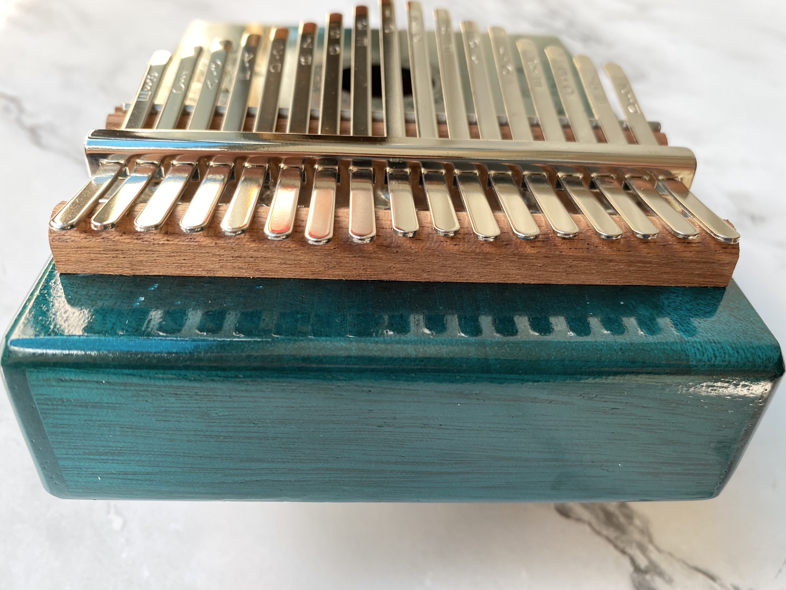 Đàn Kalimba 17 Phím Sen Huashu Xanh Gỗ Mahogany Classic Vuông Đàn Kalimba 17 Phím Sen Huashu Xanh Gỗ Mahogany Classic Vuông