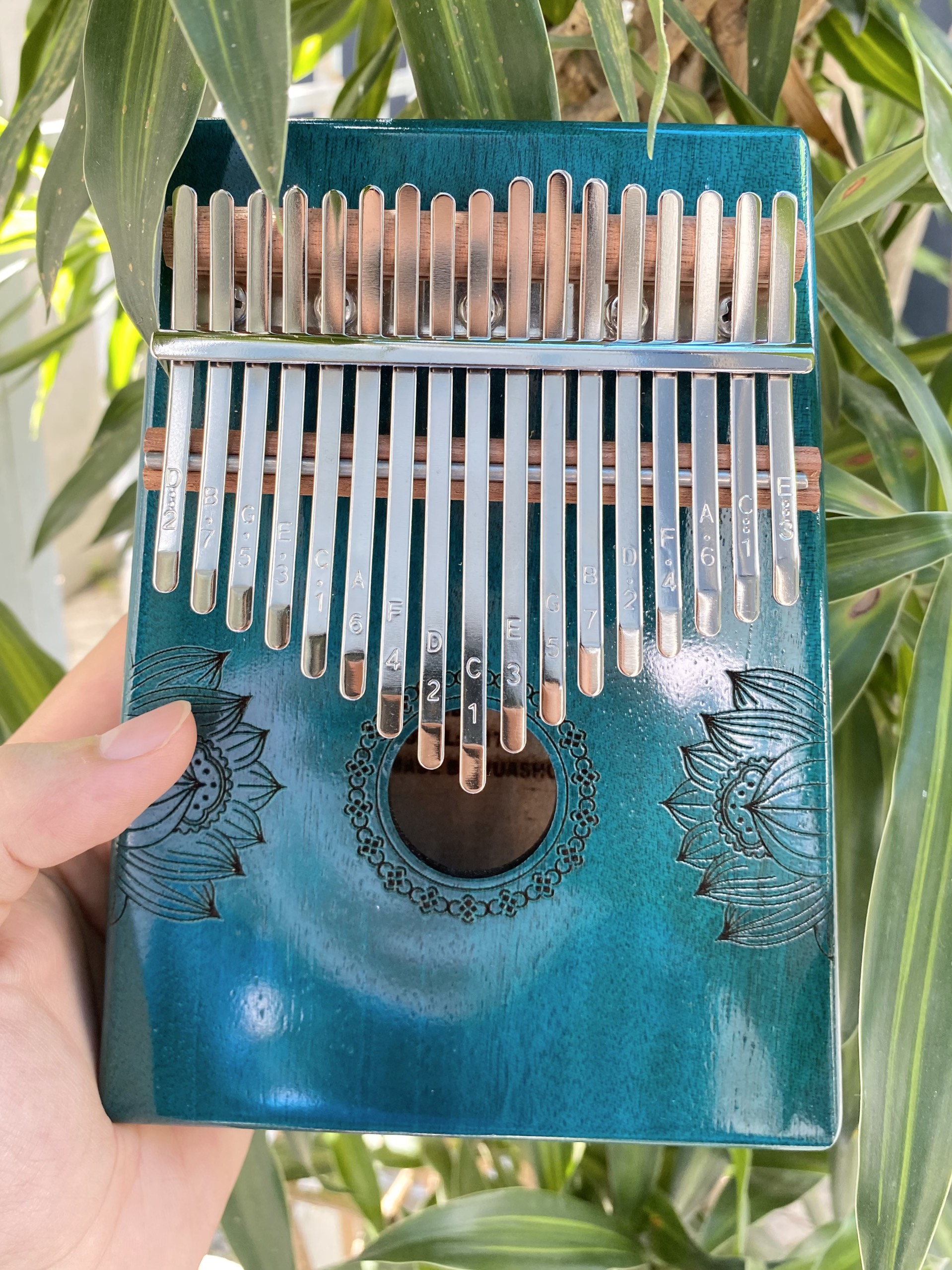Đàn Kalimba 17 Phím Sen Huashu Xanh Gỗ Mahogany Classic Vuông Đàn Kalimba 17 Phím Sen Huashu Xanh Gỗ Mahogany Classic Vuông