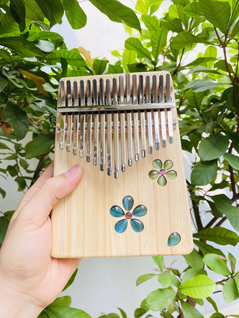 Đàn Kalimba 17 Phím Âm Đáy Khảm Hoa Purm Gỗ Mahogany / Vân Sam Đàn Kalimba 17 Phím Âm Đáy Khảm Hoa Purm Gỗ Mahogany / Vân Sam