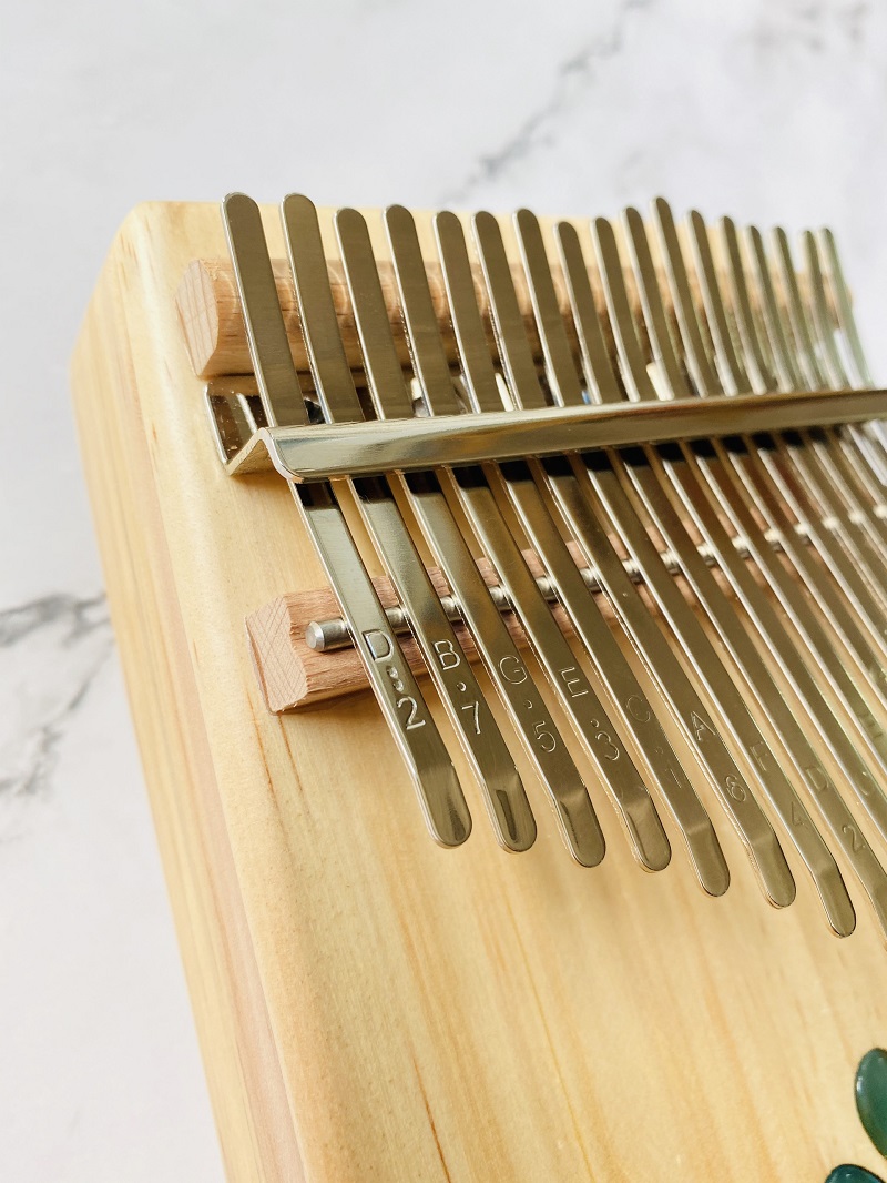 Đàn Kalimba 17 Phím Âm Đáy Khảm Hoa Purm Gỗ Mahogany / Vân Sam Đàn Kalimba 17 Phím Âm Đáy Khảm Hoa Purm Gỗ Mahogany / Vân Sam