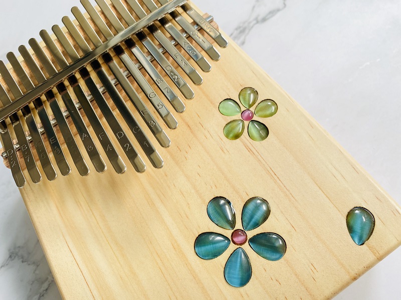 Đàn Kalimba 17 Phím Âm Đáy Khảm Hoa Purm Gỗ Mahogany / Vân Sam Đàn Kalimba 17 Phím Âm Đáy Khảm Hoa Purm Gỗ Mahogany / Vân Sam