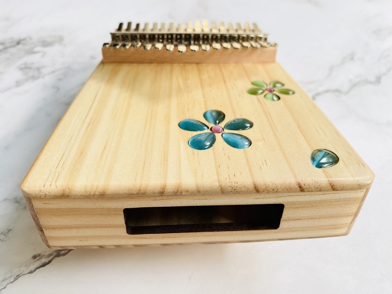 Đàn Kalimba 17 Phím Âm Đáy Khảm Hoa Purm Gỗ Mahogany / Vân Sam Đàn Kalimba 17 Phím Âm Đáy Khảm Hoa Purm Gỗ Mahogany / Vân Sam