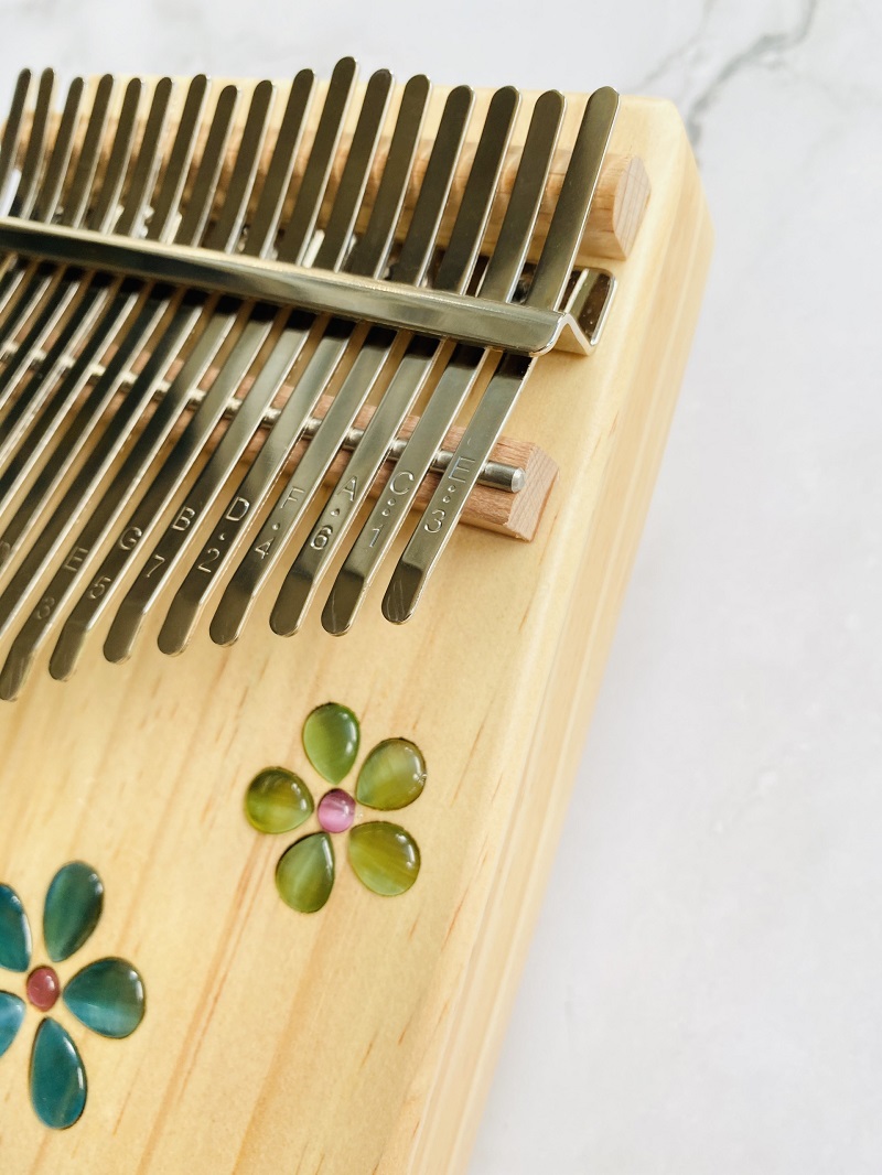 Đàn Kalimba 17 Phím Âm Đáy Khảm Hoa Purm Gỗ Mahogany / Vân Sam Đàn Kalimba 17 Phím Âm Đáy Khảm Hoa Purm Gỗ Mahogany / Vân Sam