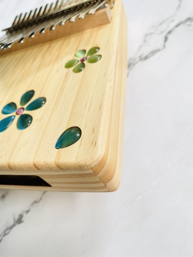 Đàn Kalimba 17 Phím Âm Đáy Khảm Hoa Purm Gỗ Mahogany / Vân Sam Đàn Kalimba 17 Phím Âm Đáy Khảm Hoa Purm Gỗ Mahogany / Vân Sam