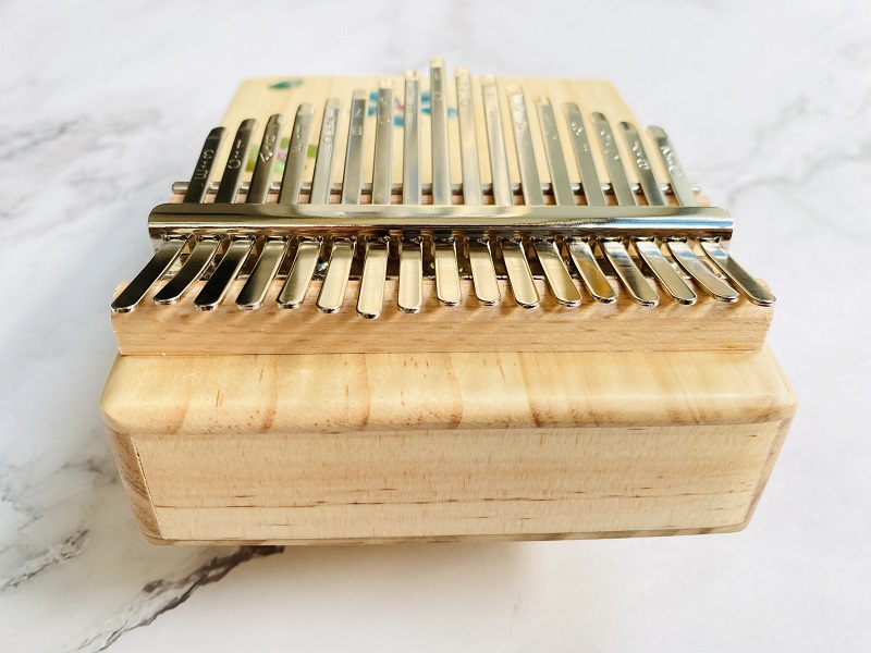 Đàn Kalimba 17 Phím Âm Đáy Khảm Hoa Purm Gỗ Mahogany / Vân Sam Đàn Kalimba 17 Phím Âm Đáy Khảm Hoa Purm Gỗ Mahogany / Vân Sam