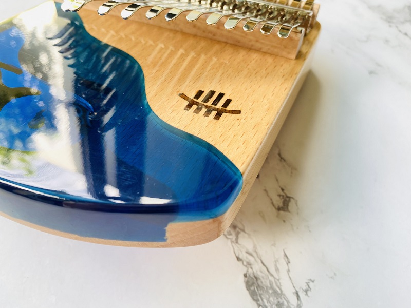 Đàn kalimba 21 phím Gỗ Nguyên Khối Cá Xanh Khảm Bo Góc Đàn kalimba 21 phím Gỗ Nguyên Khối Cá Xanh Khảm Bo Góc