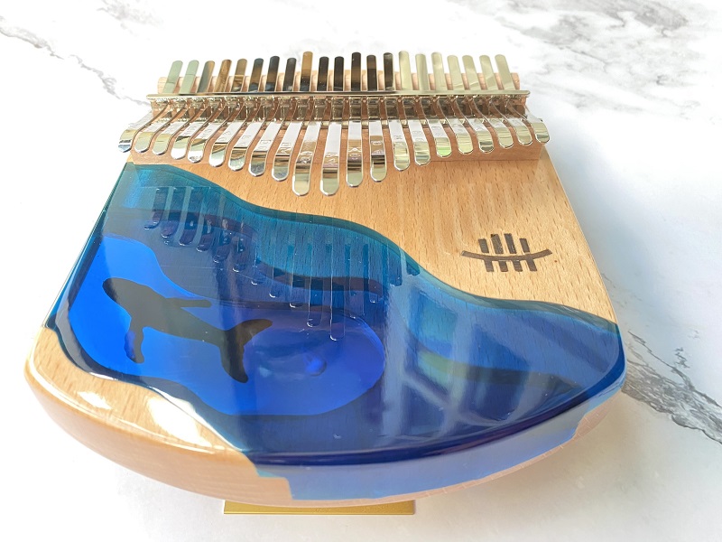 Đàn kalimba 21 phím Gỗ Nguyên Khối Cá Xanh Khảm Bo Góc Đàn kalimba 21 phím Gỗ Nguyên Khối Cá Xanh Khảm Bo Góc