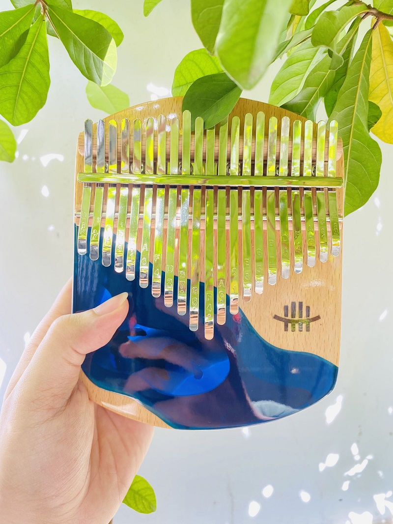 Đàn kalimba 21 phím Gỗ Nguyên Khối Cá Xanh Khảm Bo Góc Đàn kalimba 21 phím Gỗ Nguyên Khối Cá Xanh Khảm Bo Góc