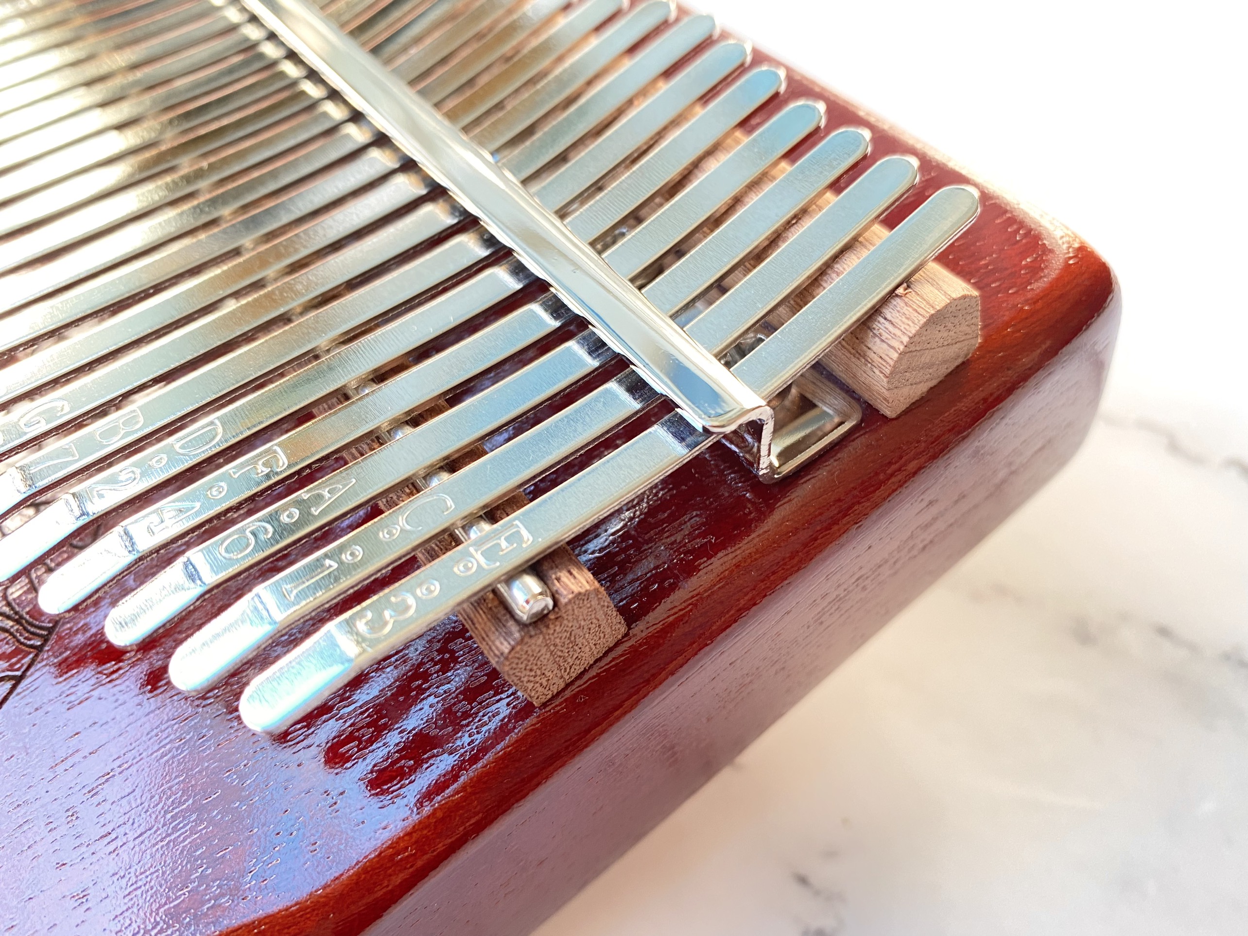 Đàn Kalimba 21 Phím Sen Huashu Mahogany Đỏ Classic Bo Đàn Kalimba 21 Phím Sen Huashu Mahogany Đỏ Classic Bo