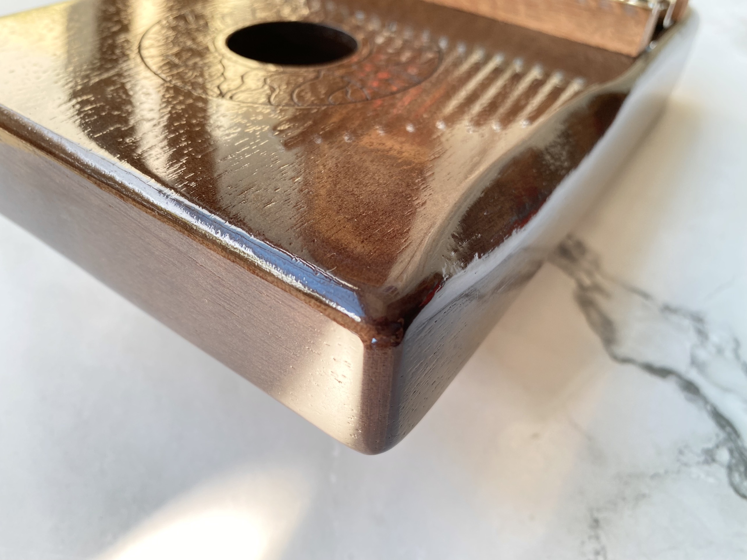 Đàn Kalimba Huashu Classic Gỗ Mahogany Nâu Tròn 21 Phím Đàn Kalimba Huashu Classic Gỗ Mahogany Nâu Tròn 21 Phím