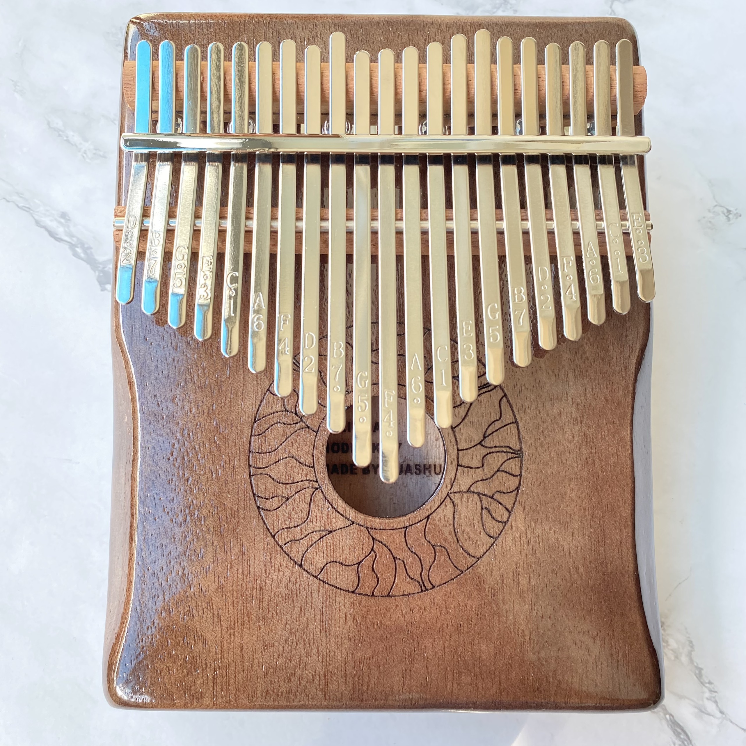 Đàn Kalimba Huashu Classic Gỗ Mahogany Nâu Tròn 21 Phím Đàn Kalimba Huashu Classic Gỗ Mahogany Nâu Tròn 21 Phím