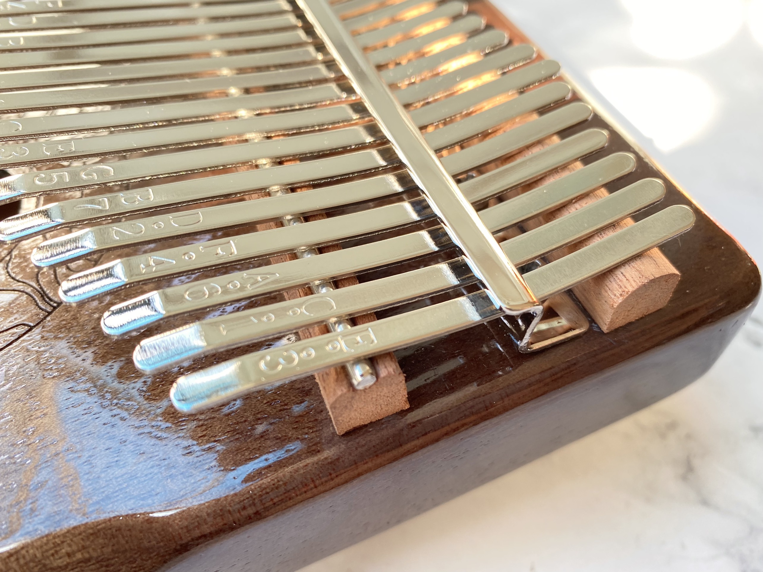 Đàn Kalimba Huashu Classic Gỗ Mahogany Nâu Tròn 21 Phím Đàn Kalimba Huashu Classic Gỗ Mahogany Nâu Tròn 21 Phím
