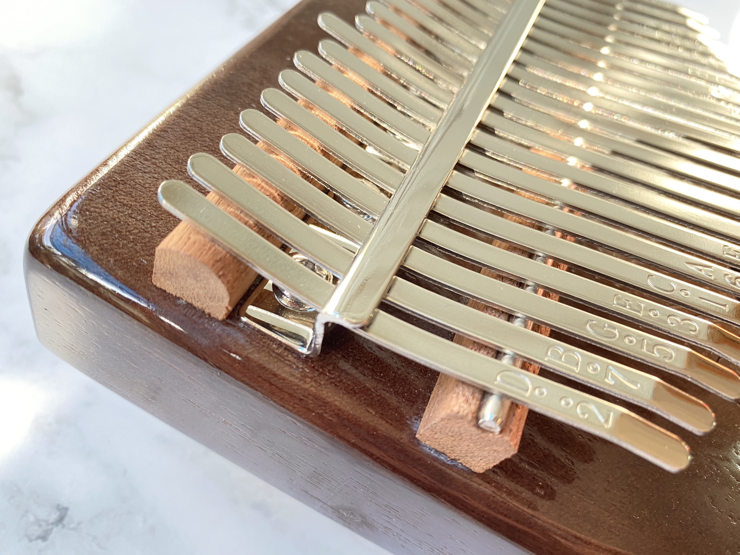 Đàn Kalimba Huashu Classic Gỗ Mahogany Nâu Tròn 21 Phím Đàn Kalimba Huashu Classic Gỗ Mahogany Nâu Tròn 21 Phím