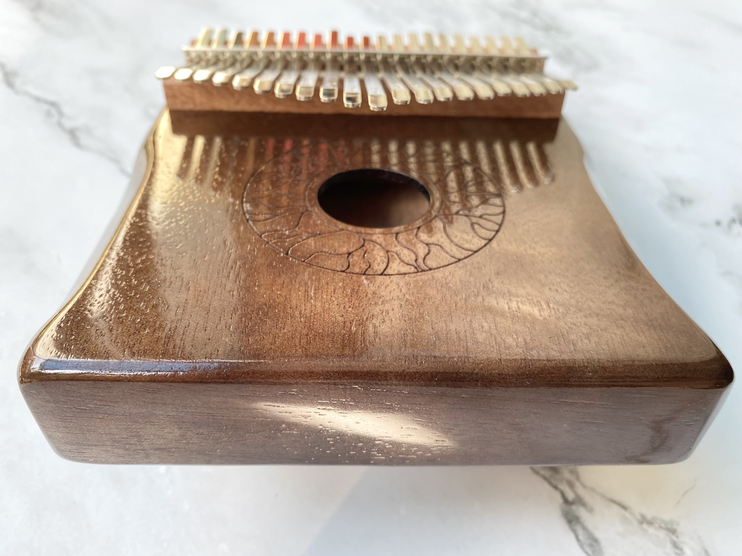 Đàn Kalimba Huashu Classic Gỗ Mahogany Nâu Tròn 21 Phím Đàn Kalimba Huashu Classic Gỗ Mahogany Nâu Tròn 21 Phím