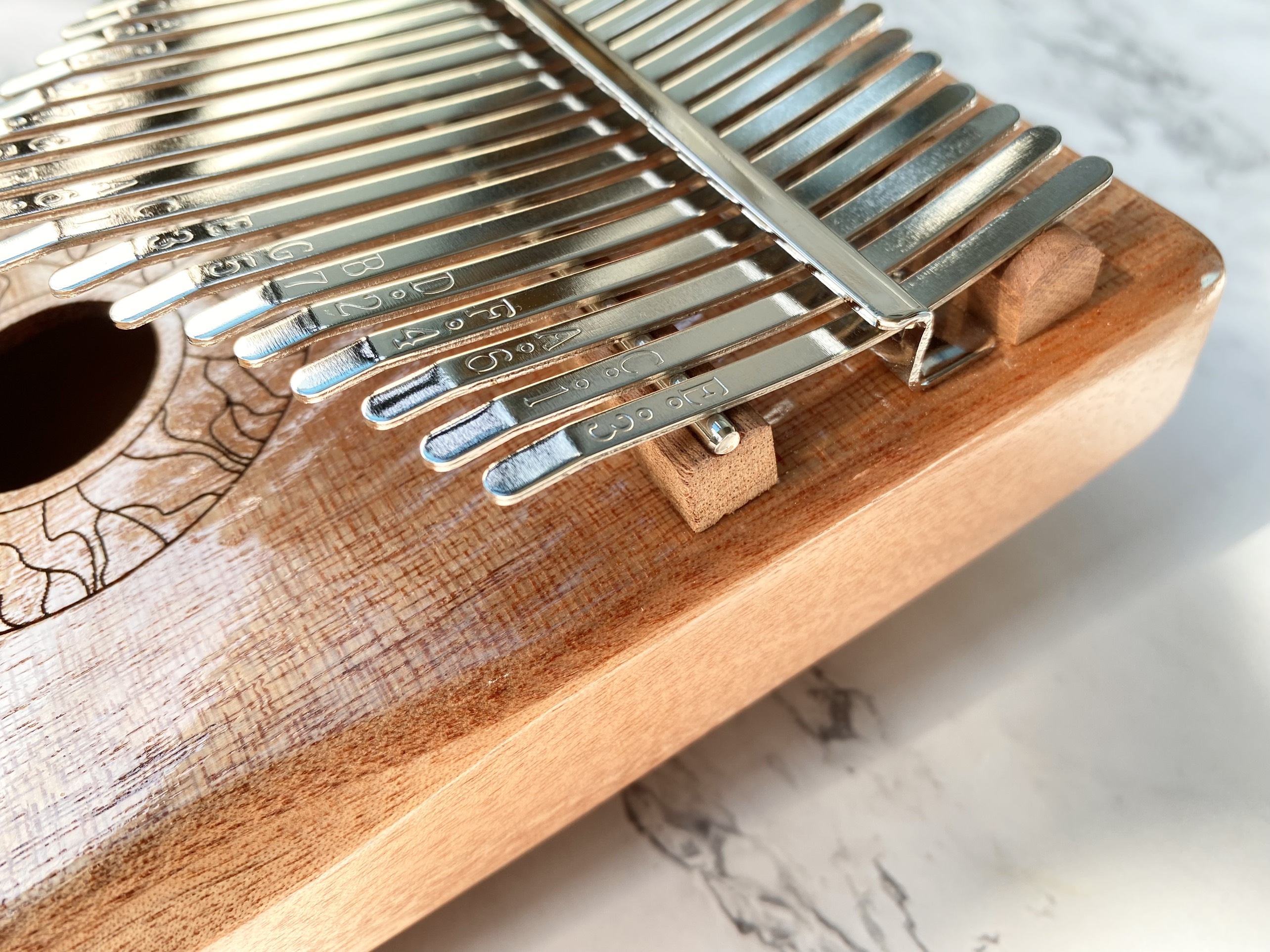 Đàn Kalimba Huashu Classic Gỗ Mahogany Nâu Sáng 21 Phím Đàn Kalimba Huashu Classic Gỗ Mahogany Nâu Sáng 21 Phím