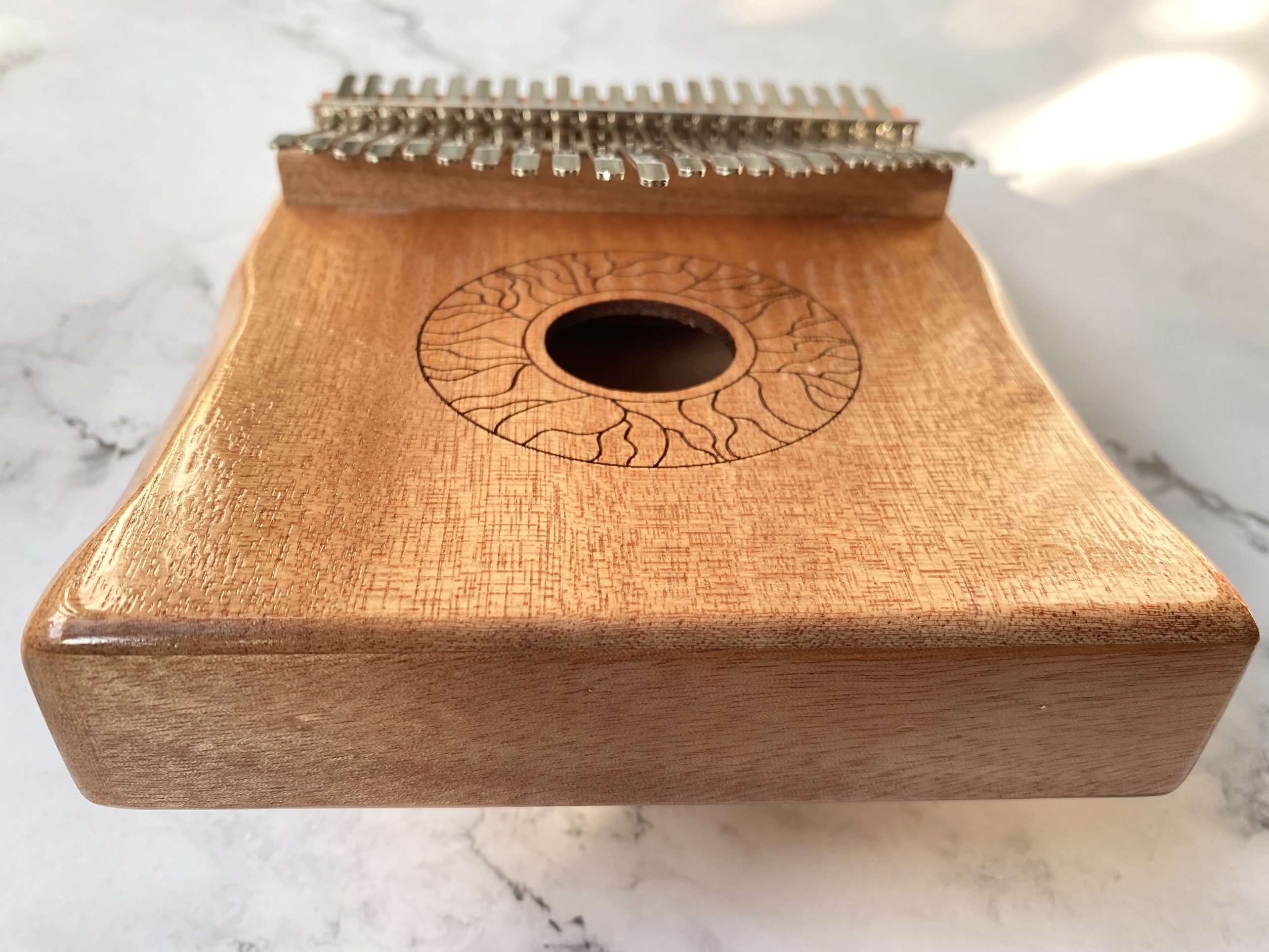 Đàn Kalimba Huashu Classic Gỗ Mahogany Nâu Sáng 21 Phím Đàn Kalimba Huashu Classic Gỗ Mahogany Nâu Sáng 21 Phím