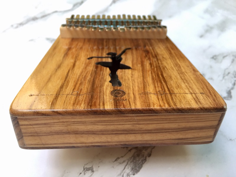 Đàn Kalimba 17 Phím Gỗ Mun Ebony Âm Đáy Vũ Công Purm KaLinh Đàn Kalimba 17 Phím Gỗ Mun Ebony Âm Đáy Vũ Công Purm KaLinh