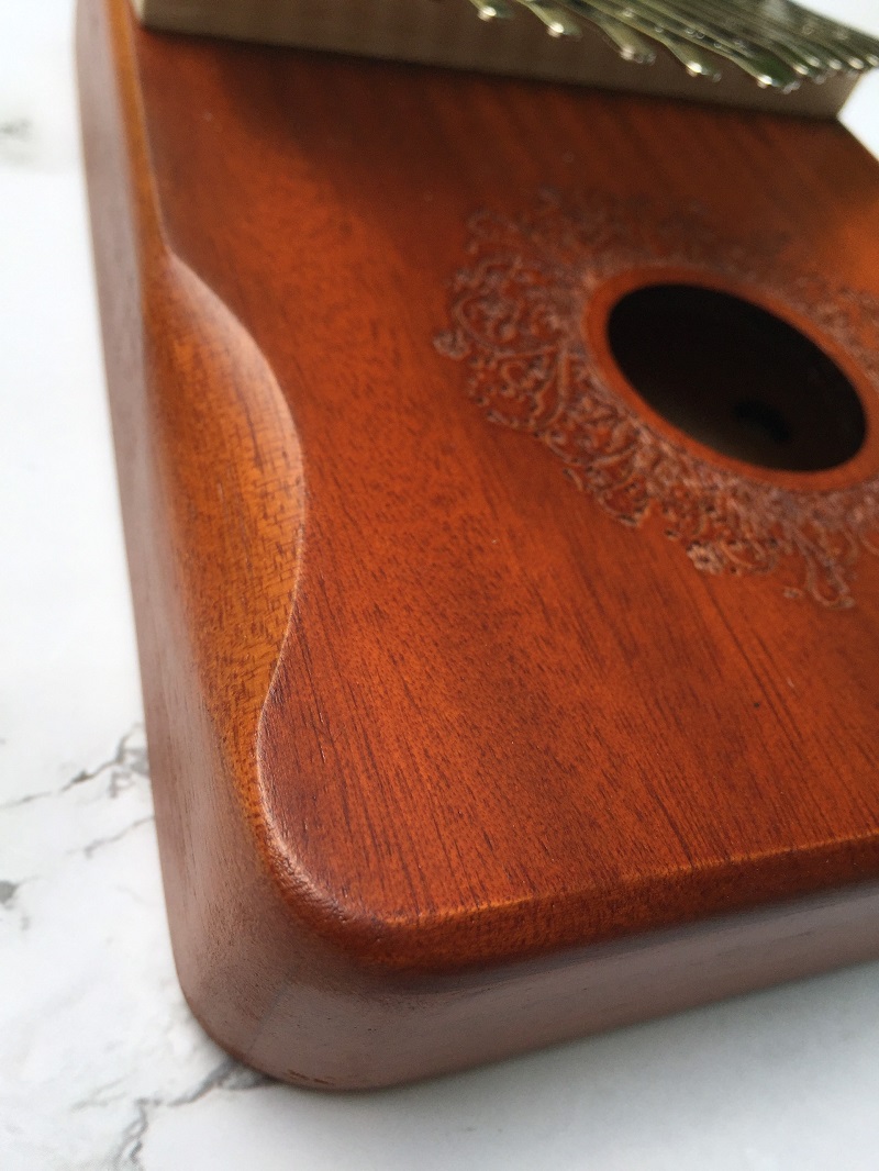 Đàn Kalimba 17 Phím Gỗ Mahogany Viền Đậm Bo Góc Classic XinZheng KaLinh Đàn Kalimba 17 Phím Gỗ Mahogany Viền Đậm Bo Góc Classic XinZheng KaLinh