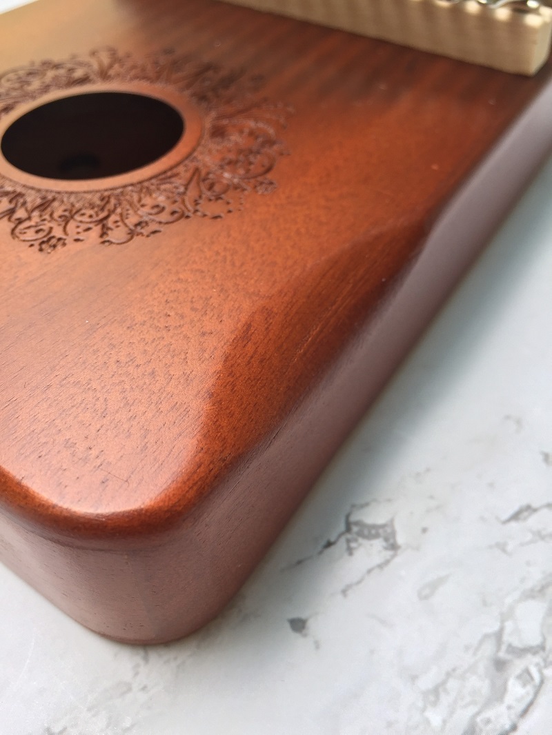 Đàn Kalimba 17 Phím Gỗ Mahogany Viền Đậm Bo Góc Classic XinZheng KaLinh Đàn Kalimba 17 Phím Gỗ Mahogany Viền Đậm Bo Góc Classic XinZheng KaLinh