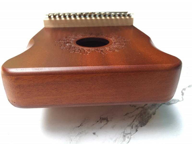 Đàn Kalimba 17 Phím Gỗ Mahogany Viền Đậm Bo Góc Classic XinZheng KaLinh Đàn Kalimba 17 Phím Gỗ Mahogany Viền Đậm Bo Góc Classic XinZheng KaLinh