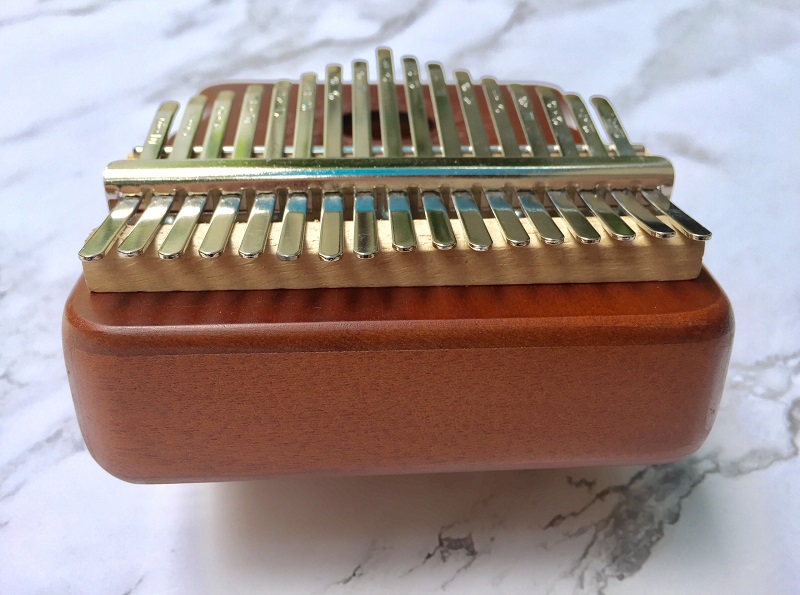 Đàn Kalimba 17 Phím Gỗ Mahogany Viền Đậm Bo Góc Classic XinZheng KaLinh Đàn Kalimba 17 Phím Gỗ Mahogany Viền Đậm Bo Góc Classic XinZheng KaLinh