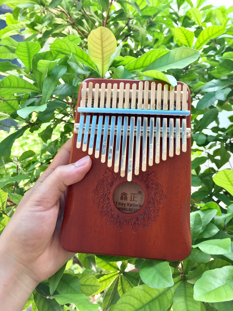 Đàn Kalimba 17 Phím Gỗ Mahogany Viền Đậm Bo Góc Classic XinZheng KaLinh Đàn Kalimba 17 Phím Gỗ Mahogany Viền Đậm Bo Góc Classic XinZheng KaLinh