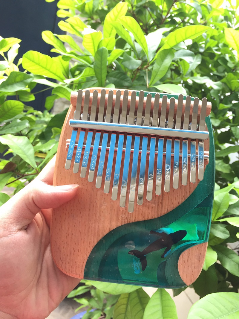 Đàn Kalimba 17 Phím Gỗ Sồi Cá Xanh KaLinh Đàn Kalimba 17 Phím Gỗ Sồi Cá Xanh KaLinh