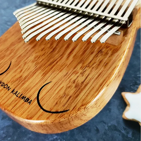 Đàn Kalimba 17 Phím Gỗ Phong - Hoa Lê Nguyên Khối Gấu Myron