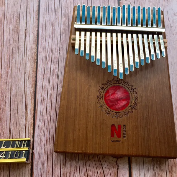 Đàn Kalimba 17 Phím Gỗ Óc Chó Mặt Trời Đỏ KaLinh