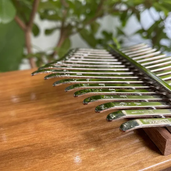 Đàn Kalimba 17 Phím Gỗ Walnut Âm Đáy Hluru KaLinh