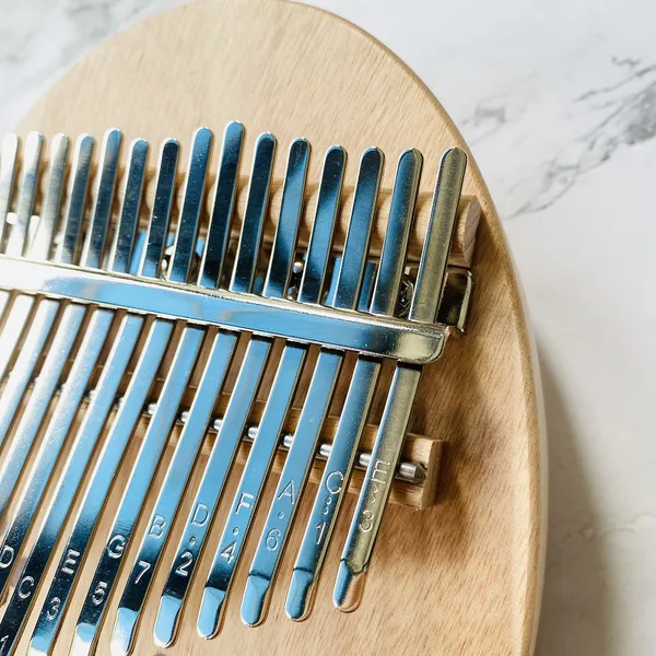 Đàn Kalimba 17 Phím Gỗ Phong/Mahogayny Nguyên Khối Khảm Vết Chân KaLinh