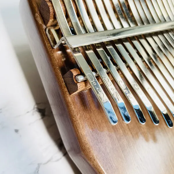 Đàn Kalimba 17 Phím Gỗ Nguyên Khối Bo Eo Walnut KaLinh