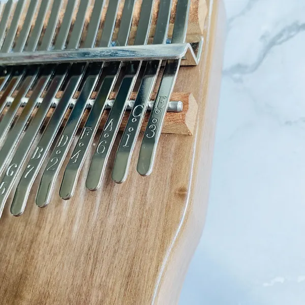 Đàn Kalimba 17 Phím Gỗ Nguyên Khối Bo Eo Walnut KaLinh