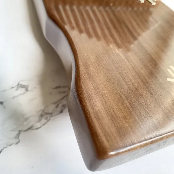 Đàn Kalimba 17 Phím Gỗ Nguyên Khối Bo Eo Walnut KaLinh