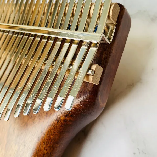 Đàn Kalimba 21 Phím Gỗ Keo Acacia Nguyên Khối Kameleon KaLinh