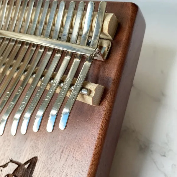 Đàn Kalimba 17 Phím Gỗ Mahogany Nguyên Khối Mèo Nghịch Len KaLinh