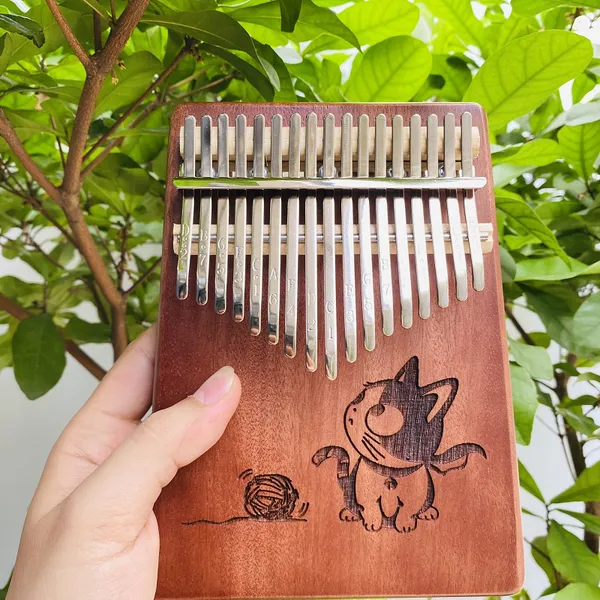 Đàn Kalimba 17 Phím Gỗ Mahogany Nguyên Khối Mèo Nghịch Len KaLinh