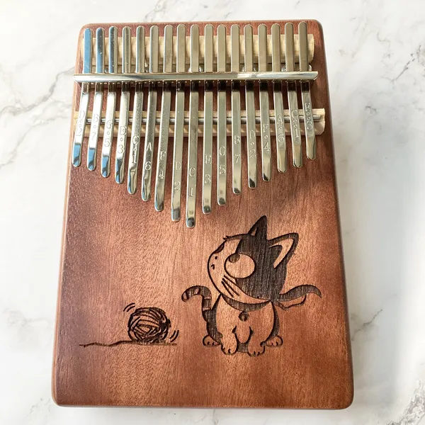 Đàn Kalimba 17 Phím Gỗ Mahogany Nguyên Khối Mèo Nghịch Len KaLinh