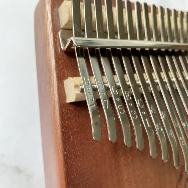 Đàn Kalimba 17 Phím Gỗ Mahogany Nguyên Khối Mèo Nghịch Len KaLinh