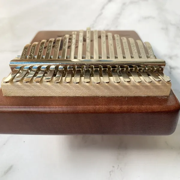 Đàn Kalimba 17 Phím Gỗ Mahogany Nguyên Khối Mèo Nghịch Len KaLinh