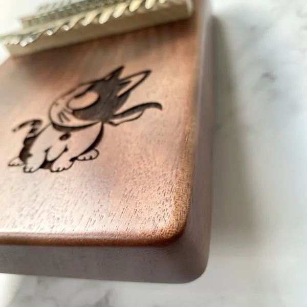 Đàn Kalimba 17 Phím Gỗ Mahogany Nguyên Khối Mèo Nghịch Len KaLinh