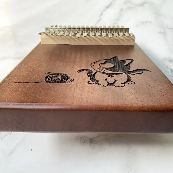 Đàn Kalimba 17 Phím Gỗ Mahogany Nguyên Khối Mèo Nghịch Len KaLinh