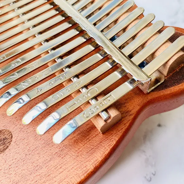 Đàn Kalimba 17 Phím Gỗ Sapele Đỏ Nguyên Khối Gấu Bo KaLinh
