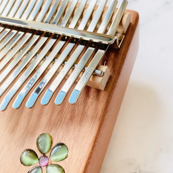 Đàn Kalimba 17 Phím Âm Đáy Khảm Hoa Purm Gỗ Mahogany / Vân Sam