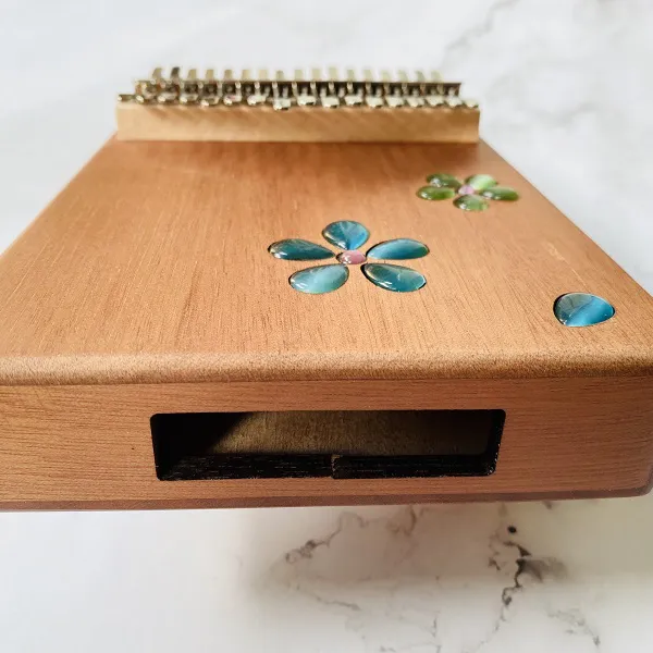 Đàn Kalimba 17 Phím Âm Đáy Khảm Hoa Purm Gỗ Mahogany / Vân Sam